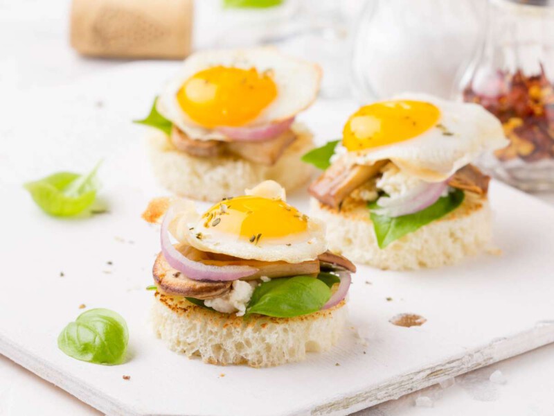 canapes con huevos de codorniz
