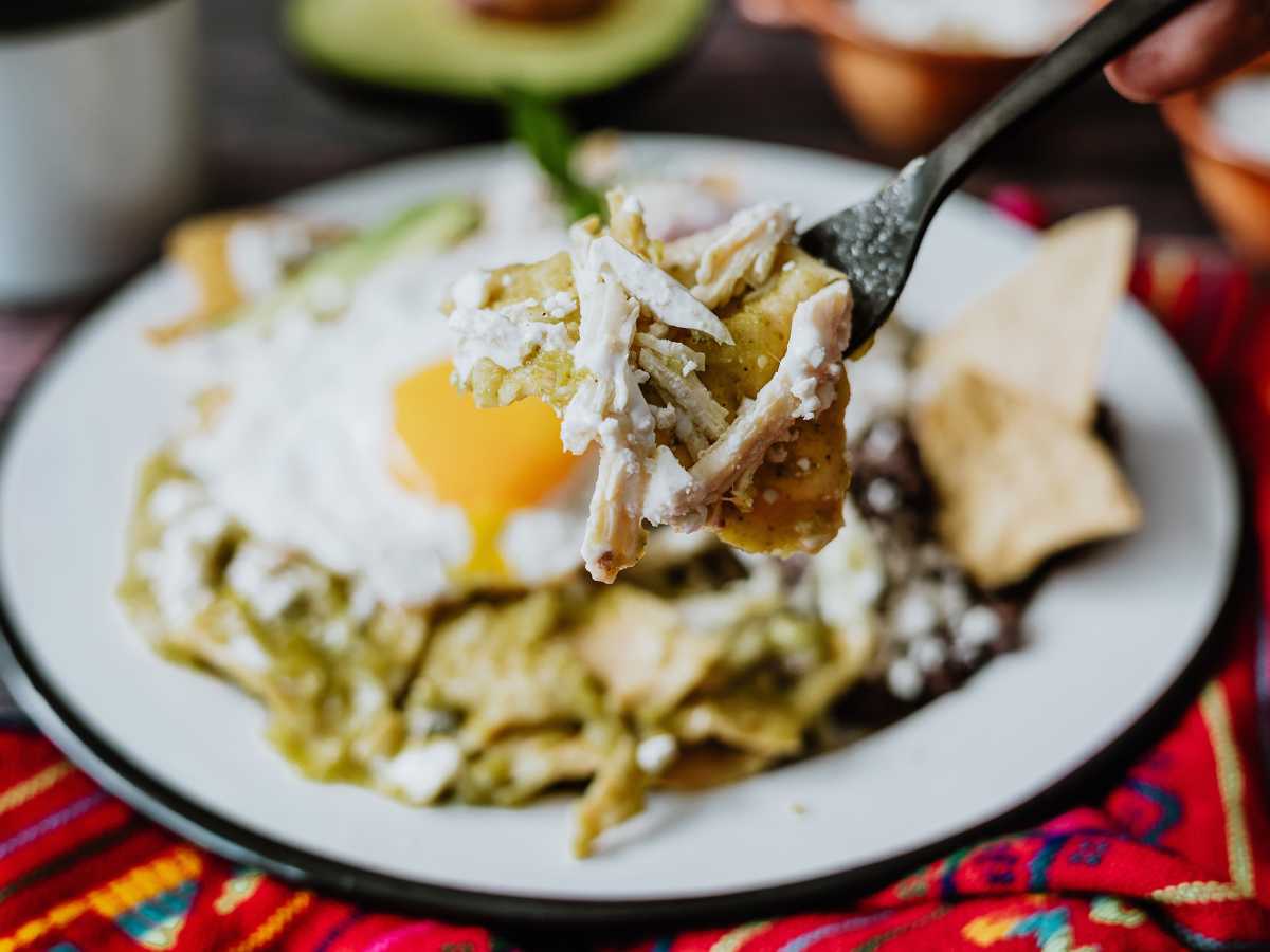 Como Tomar Chilaquiles Verdes Con Huevo Frito Y Pollo - Chilaquiles Mexicanos Rojos O Verdes (2 Opciones Para Un Plato Tradicional)