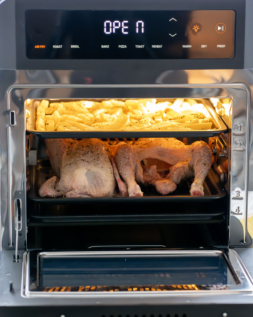 pollo asado con patatas en horno freidora de aire