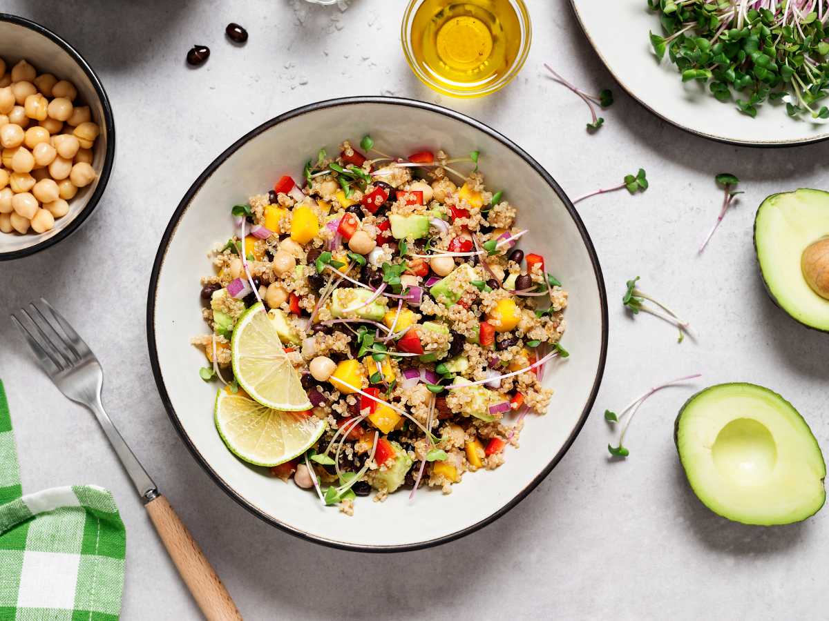 Ensalada De Garbanzos, Quinoa, Frijoles Mango Y Aguacate