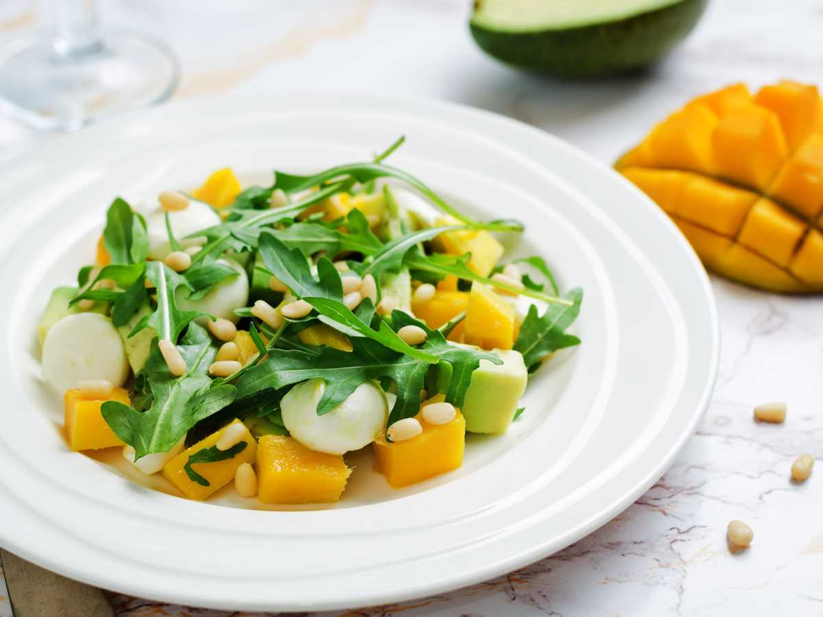 Ensalada De Mango Y Aguacate Con Mozzarella Y Piñones