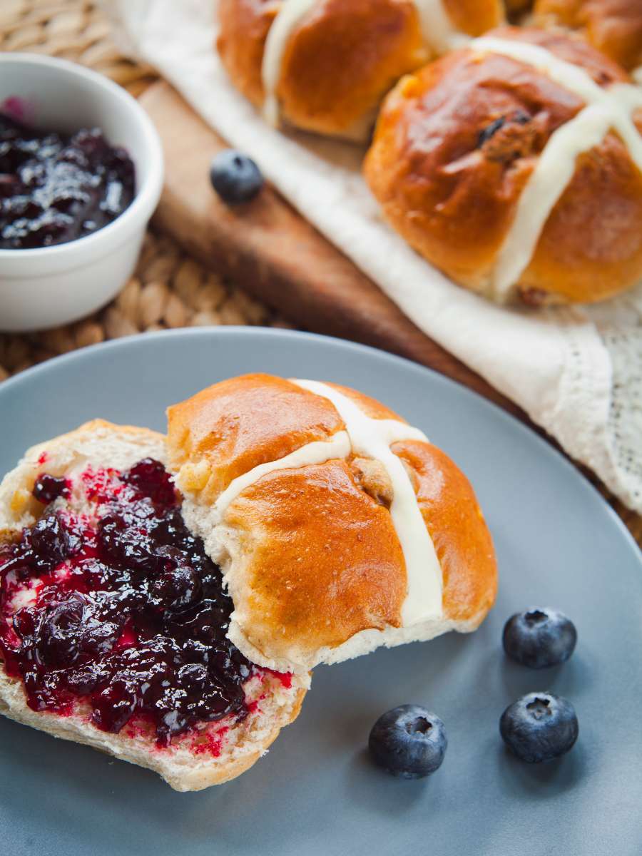 hot cross buns con mermelada