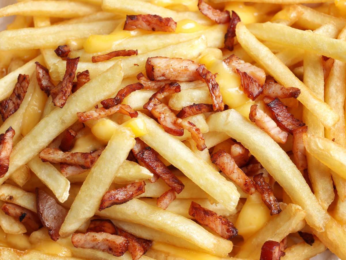 patatas fritas con bacon crujiente - Bacon Cheese Fries (Patatas estilo Foster)