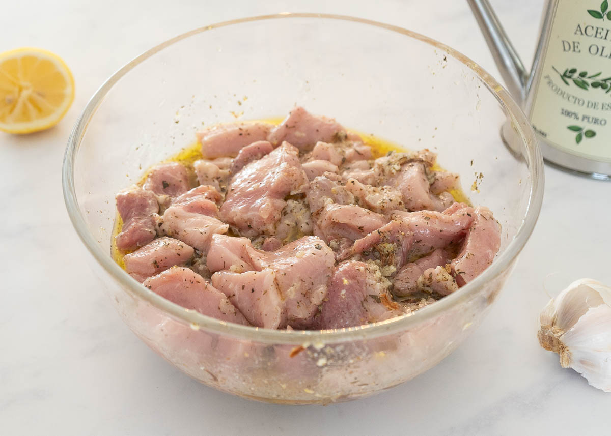 solomillo de cerdo marinado - Souvlaki griego con salsa tzatziki