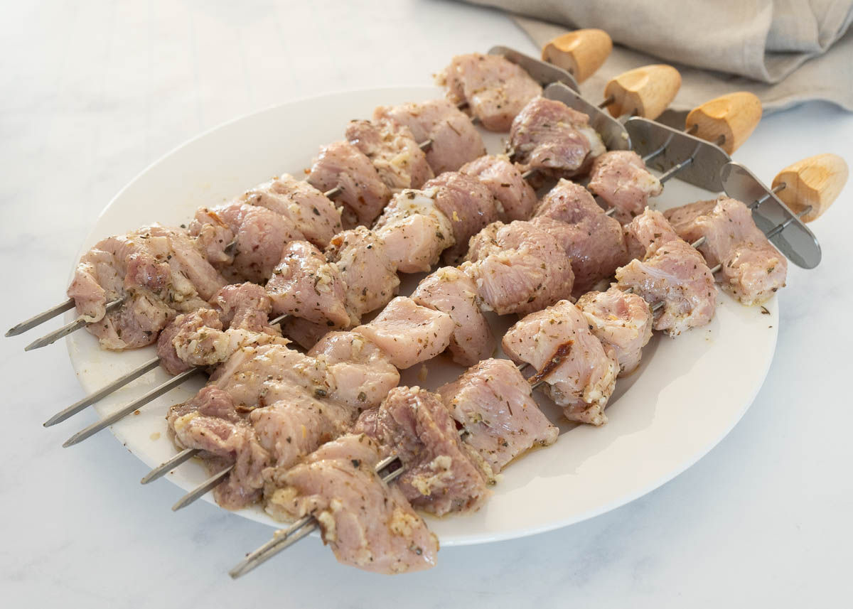 souvlaki griego brochetas de cerdo - Souvlaki griego con salsa tzatziki