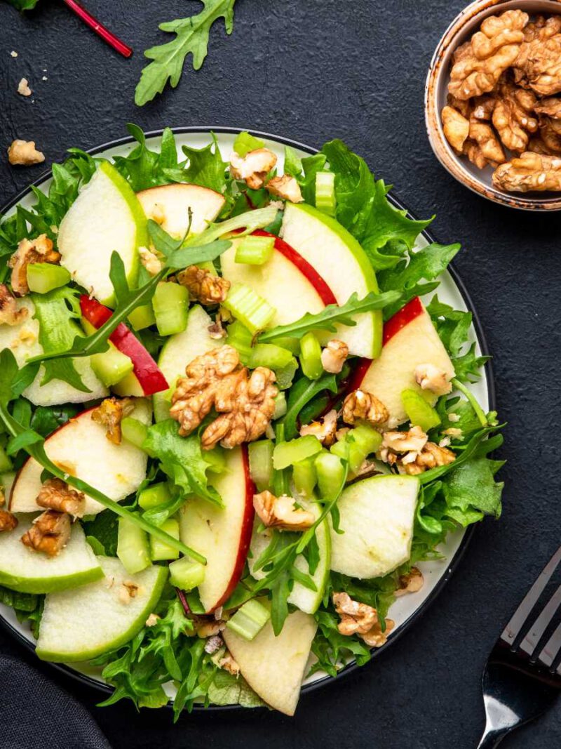 como hacer ensalada Waldorf original con manzana, nueces y apio