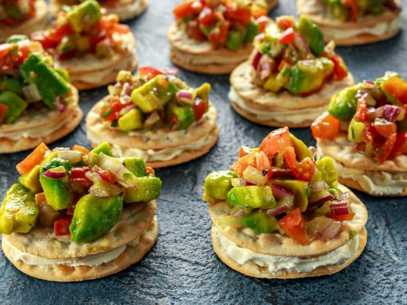 canapés con ensalada de aguacate