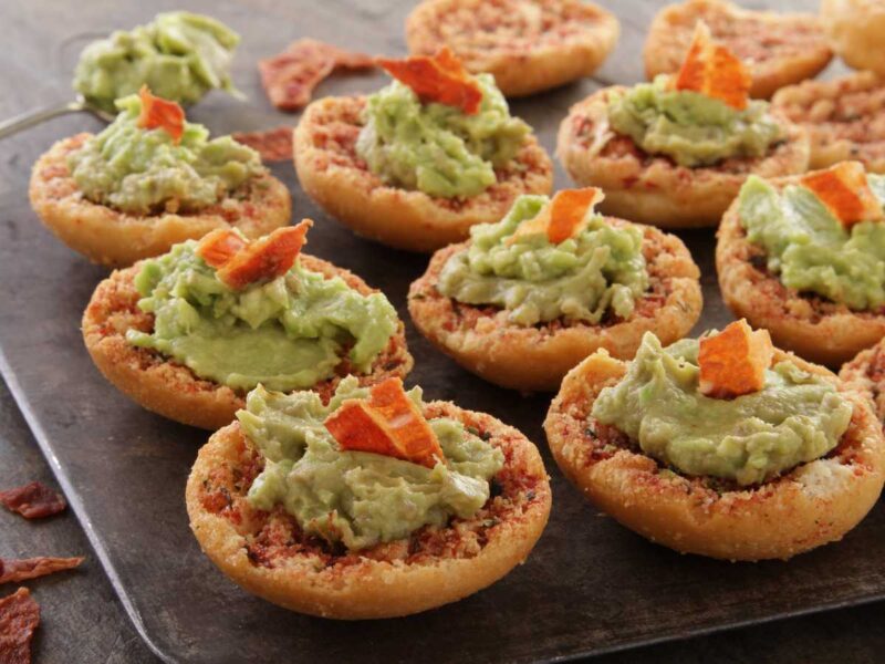 canapés de aguacate y bacon