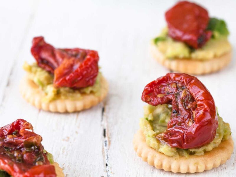 canapés de aguacate y tomate seco