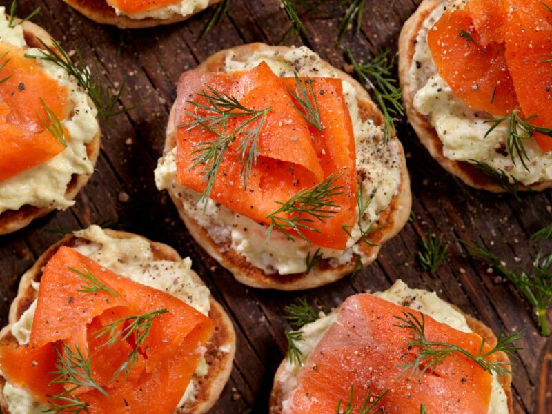canapes de crema de aguacate y salmon ahumado