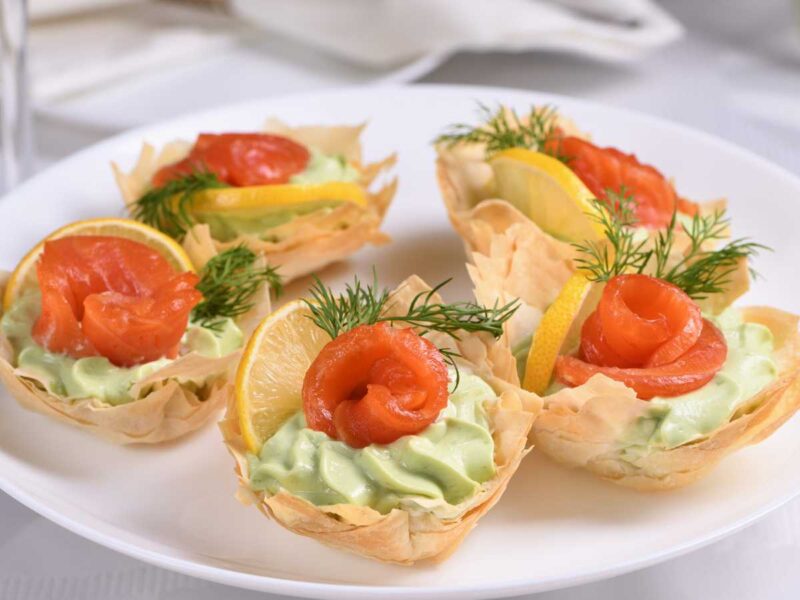 cestas de masa filo con mousse de aguacate y salmón ahumado