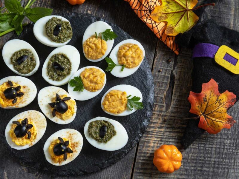 huevos rellenos para Halloween