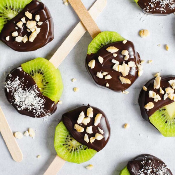 piruletas de kiwi con chocolate