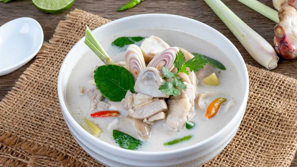 sopa tom kha gai de pollo con leche de coco