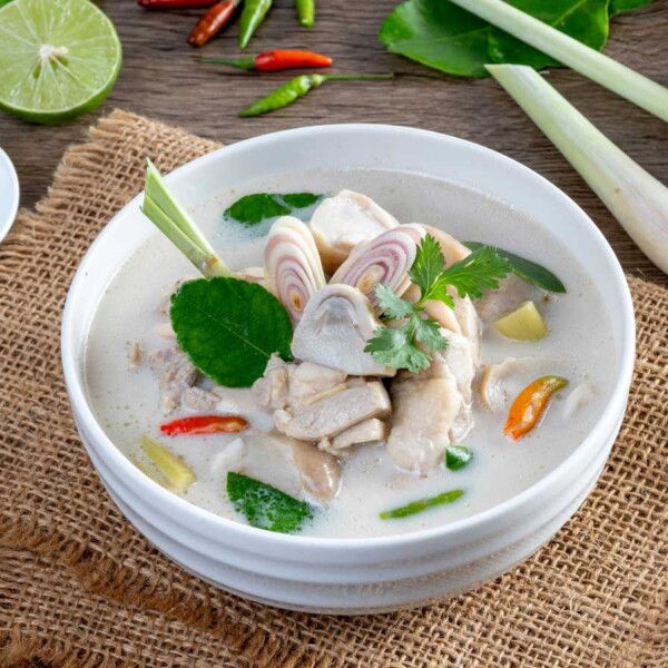 sopa tom kha gai de pollo con leche de coco