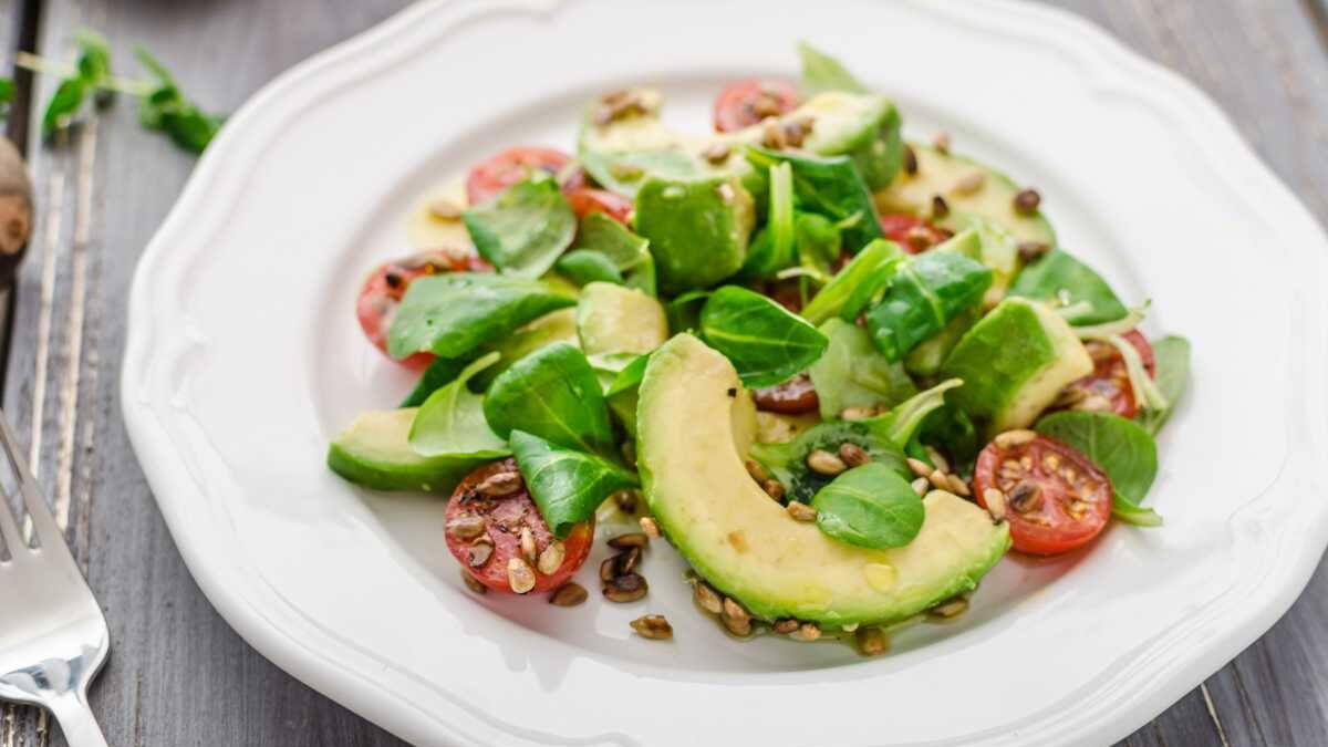 ensalada de canónigos y aguacate