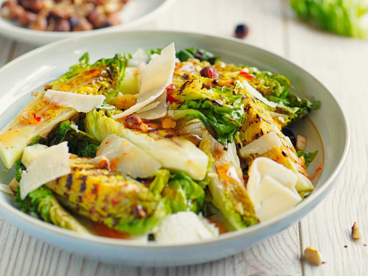 Ensalada de cogollos de lechuga a la plancha