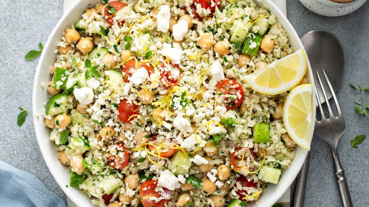 cuscús de coliflor con garbanzos y queso feta