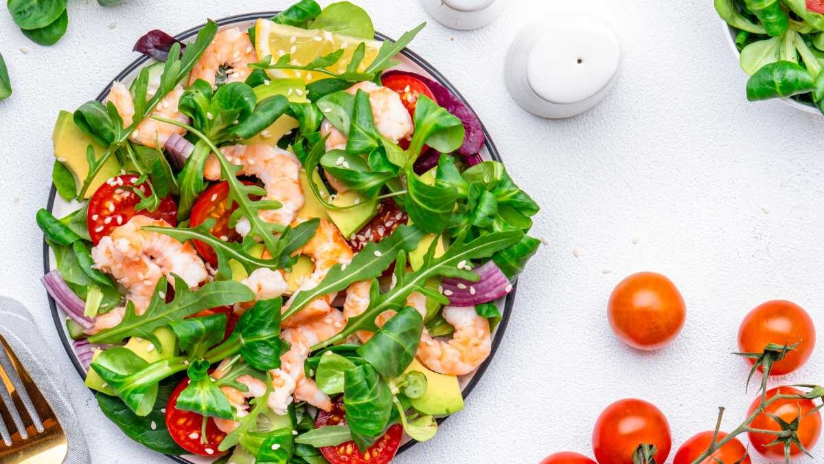 ensalada de canónigos y rúcula con langostinos y aguacate