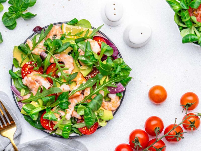 ensalada de canónigos y rúcula con langostinos y aguacate