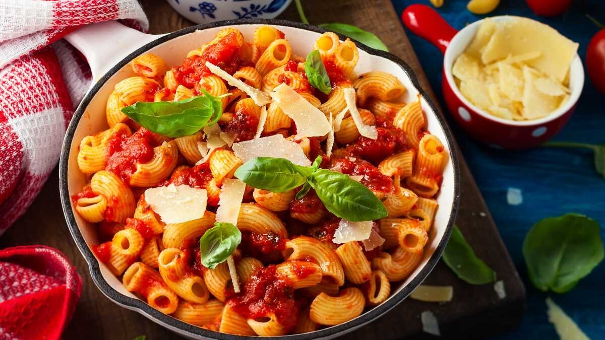 macarrones o coditos con tomate