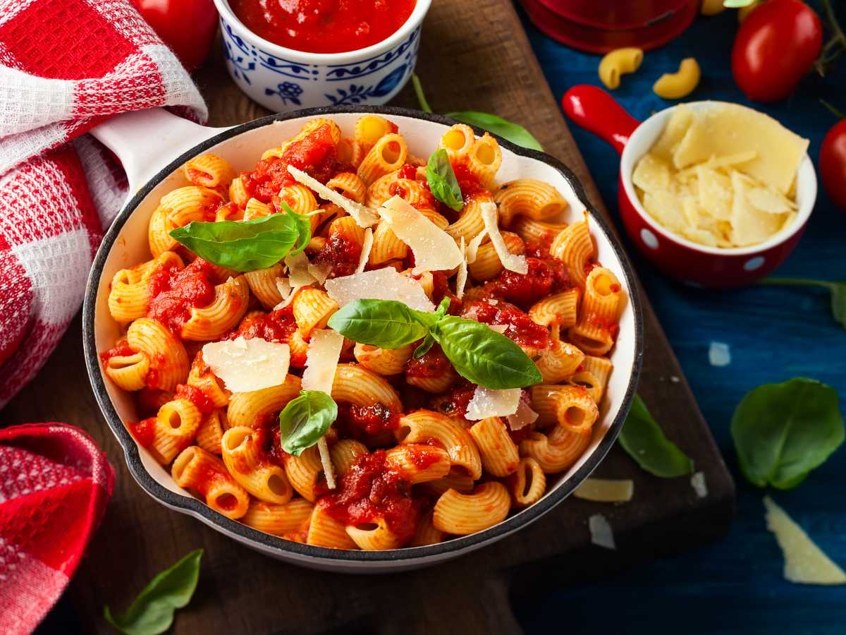 macarrones o coditos con tomate
