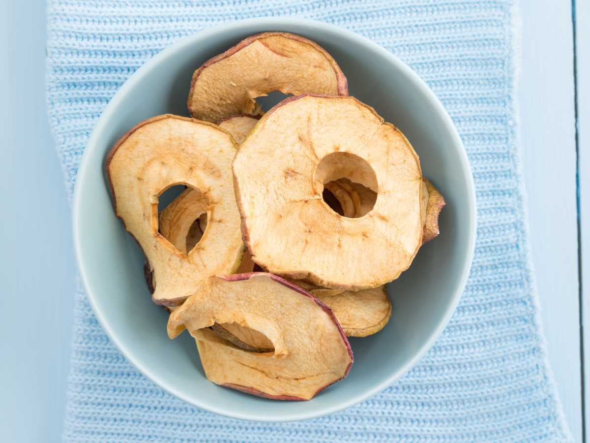 Chips de manzana en freidora de aire o al horno
