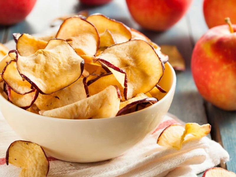 chips de manzana en freidora de aire