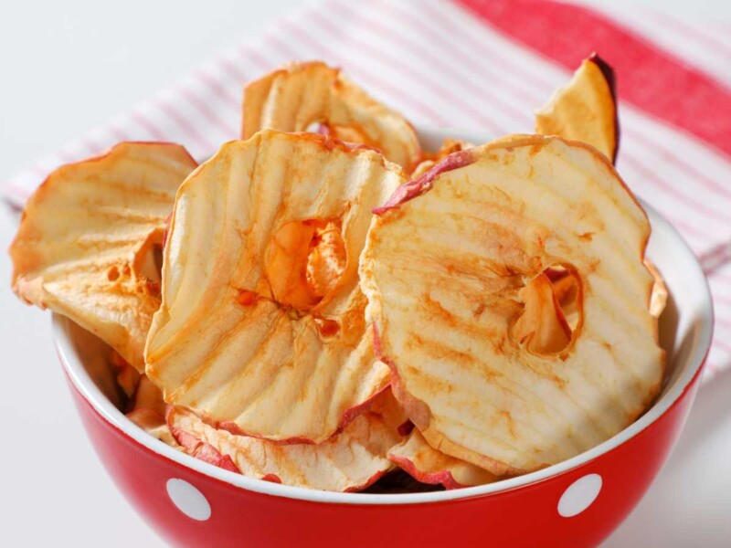 chips de manzana en freidora de aire o en horno