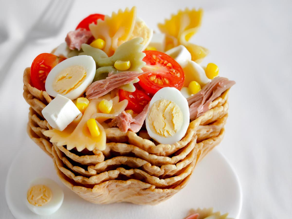 Ensalada de lacitos de pasta con atún y queso