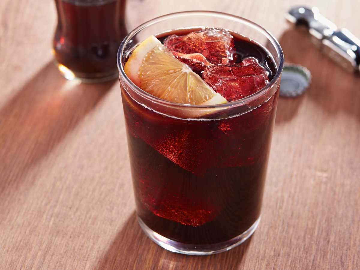 Calimocho o kalimotxo, el cóctel vasco de vino y Coca Cola