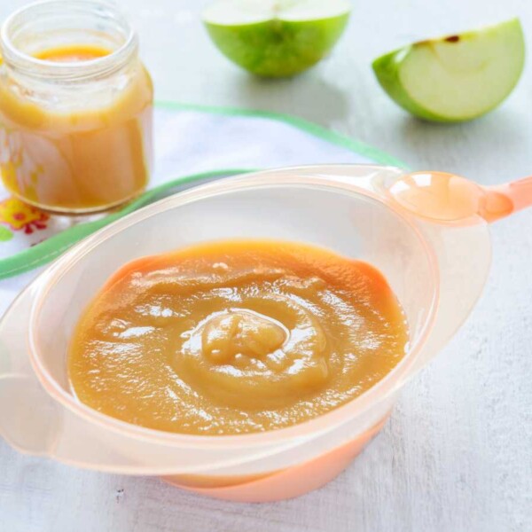 papilla de manzana sencilla para bebés 6 meses