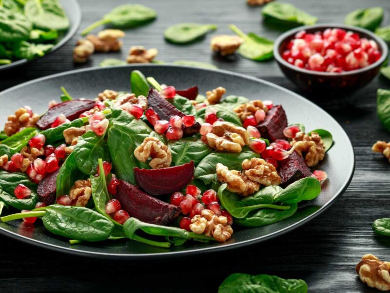 ensalada con granada, remolacha y nueces