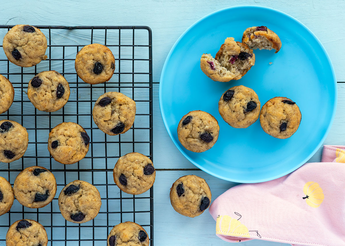 Mini muffins para bebés de plátano y arándanos