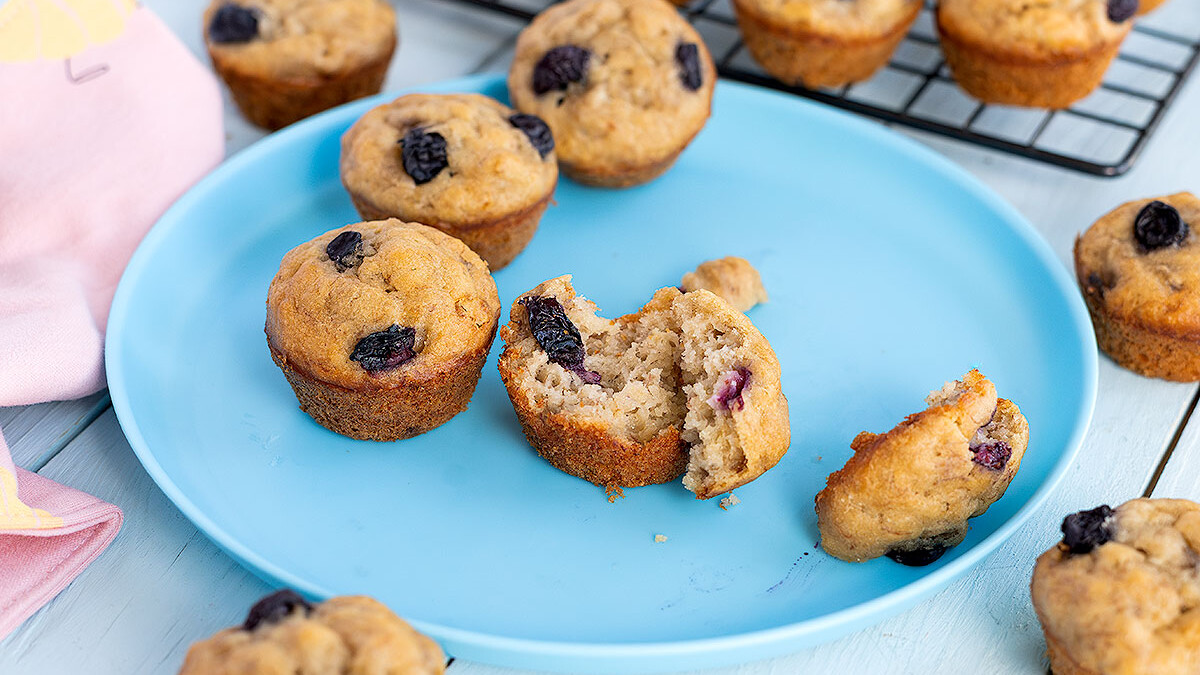Mini muffins de plátanos y arándanos