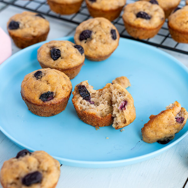 Mini muffins de plátanos y arándanos