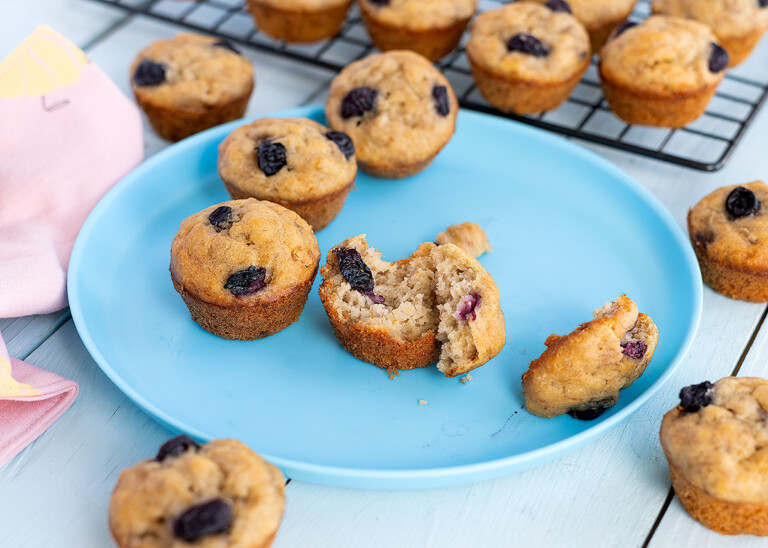 Mini muffins de plátanos y arándanos