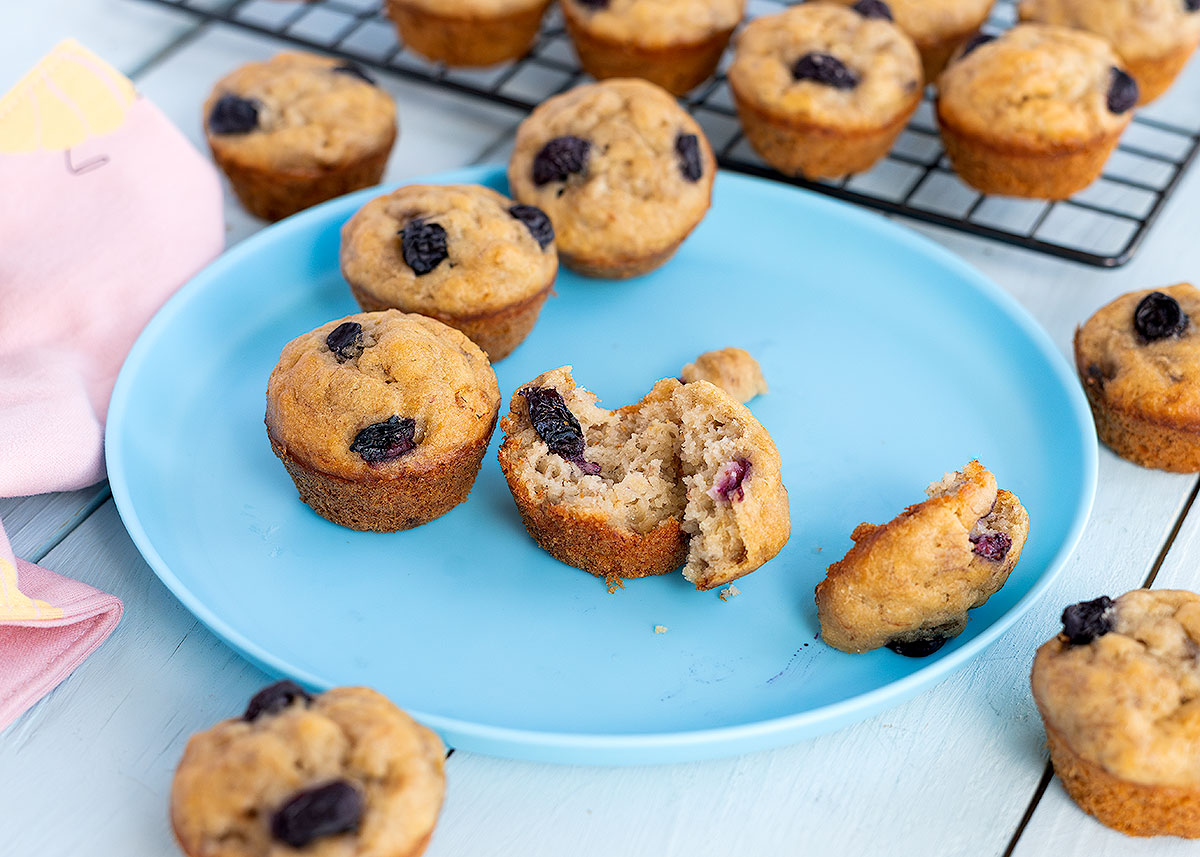 Mini muffins de plátanos y arándanos
