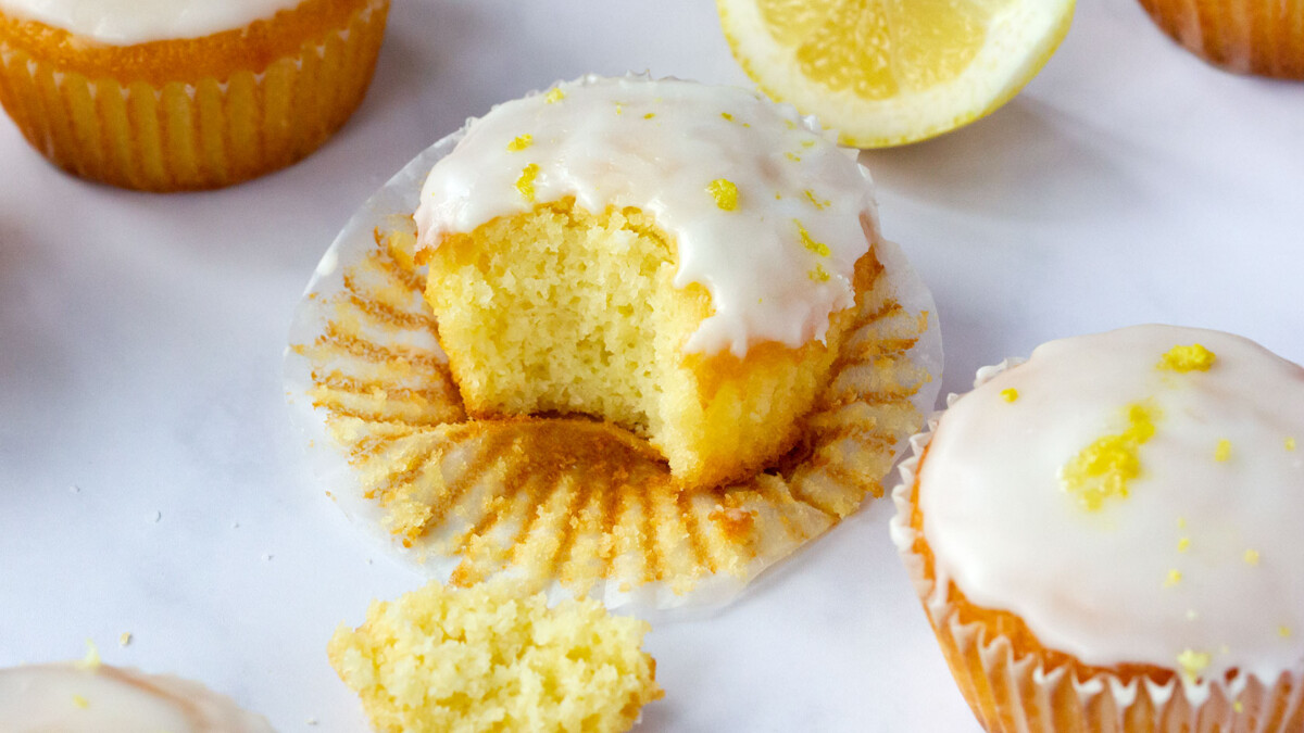 Magdalenas o muffins de limón glaseados