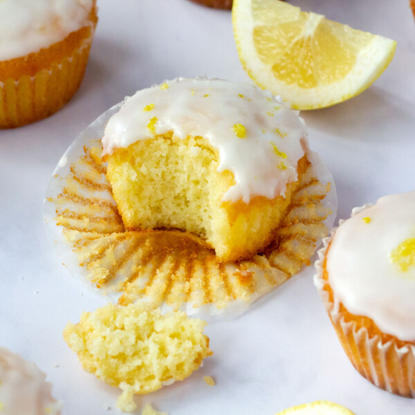 Magdalenas o muffins de limón glaseados