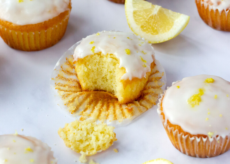 Magdalenas o muffins de limón glaseados