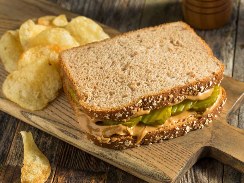 sándwich de crema de cacahuete con pepinillos