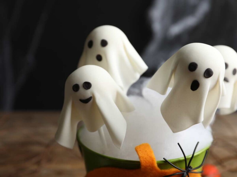 Cake pops de Halloween a forma de fantasma