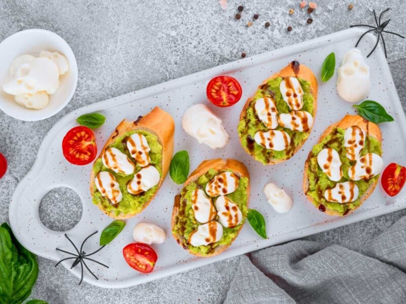 Canapés de Halloween con aguacate y mozzarella