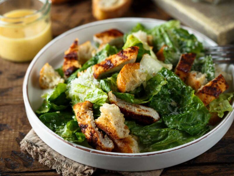 ensalada César templada con pollo a la plancha
