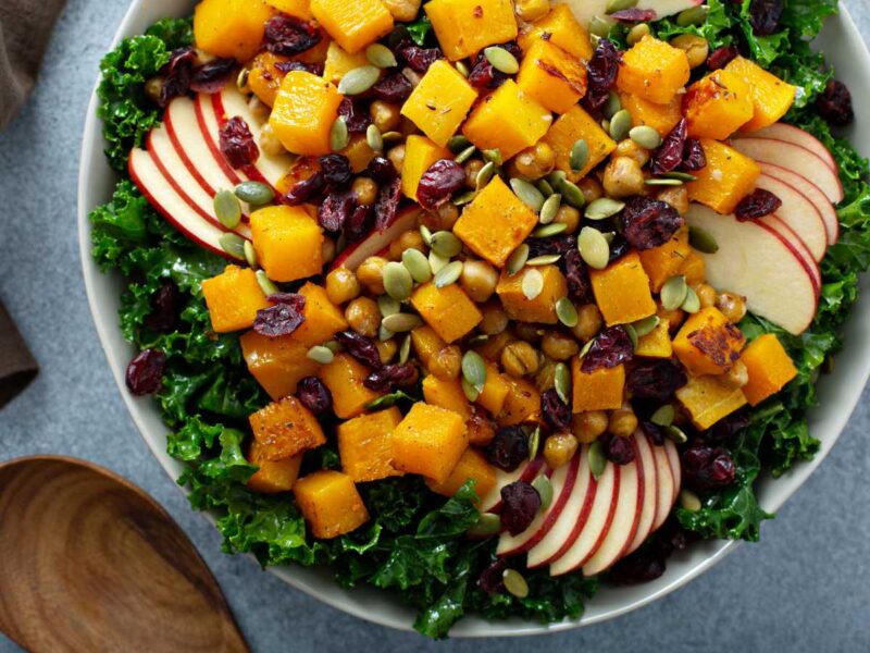 ensalada templada de otoño con calabaza asada, manzana y garbanzos