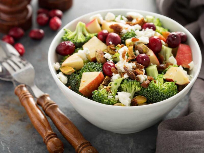 ensalada templada de otoño con brócoli y manzana