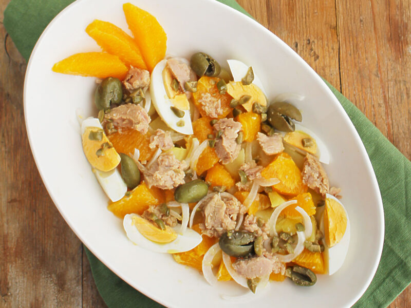 ensalada malagueña con naranja y atún