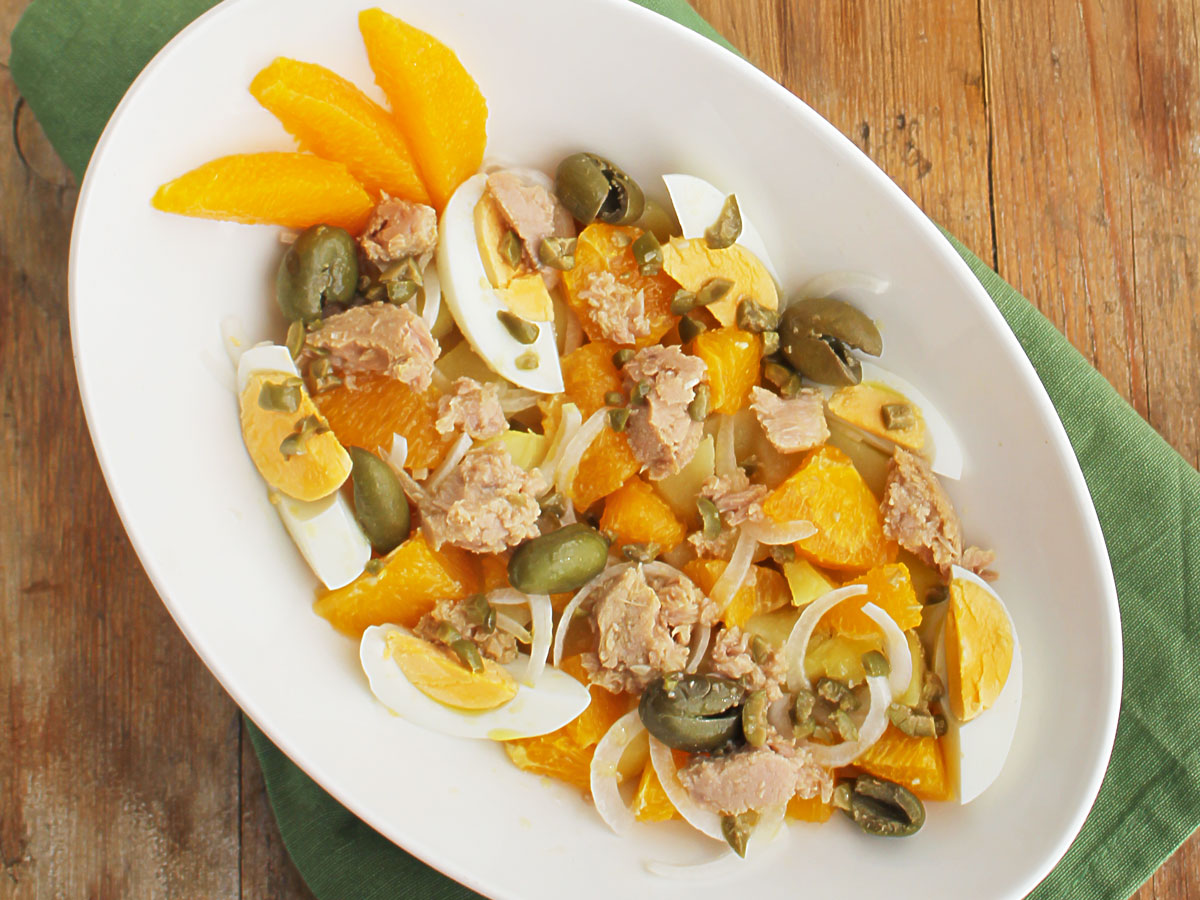 ensalada malagueña con naranja y atún