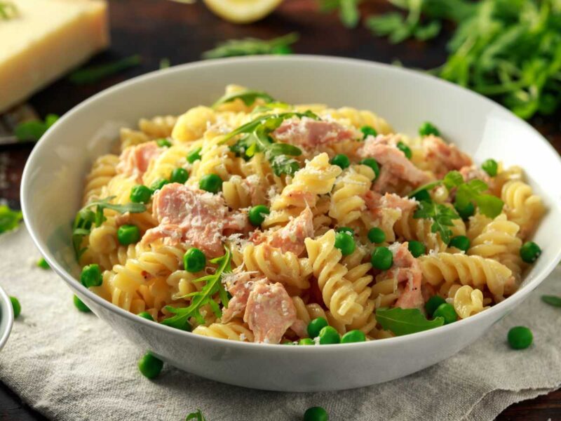 fusilli con atun y guisantes